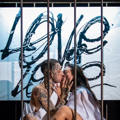 &quot;Love is Love&quot;: l'amore ingabbiato di Achille Lauro in una performance alla Mole