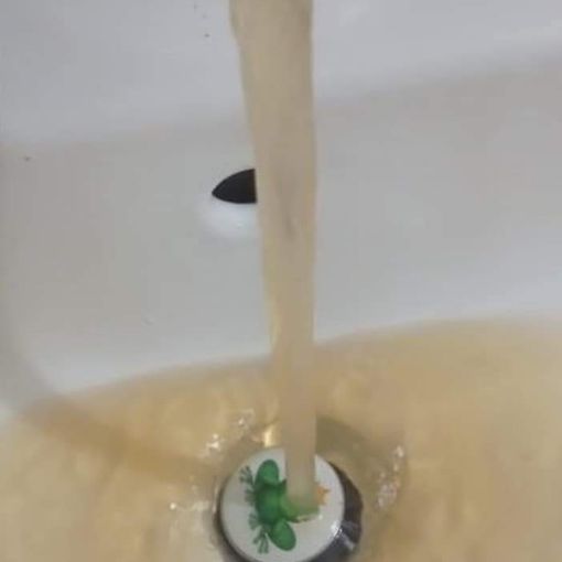 rubinetto con acqua scura