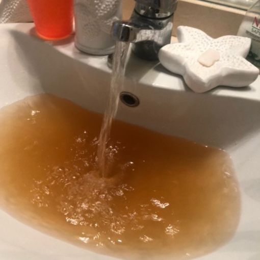 A Nichelino salta una tubatura: acqua torbida nei rubinetti di via Pateri
