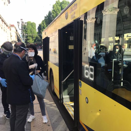 Con le riaperture aumenta il traffico a Torino: più macchine in strada e passeggeri sui bus. Domenica record per le due ruote