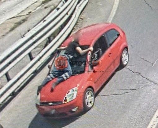 Fugge senza pagare la rimozione: addetto prova a fermarla e resta aggrappato all'auto per più di un chilometro Fugge senza pagare la rimozione: addetto prova a fermarla e resta aggrappato all'auto per più di un chilometro