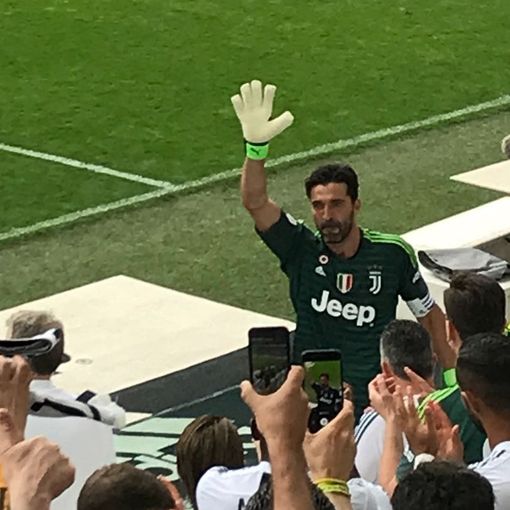 La Juve &quot;saluta&quot; Gigi Buffon. La sindaca Appendino: &quot;Il miglior portiere di tutti i tempi&quot; (VIDEO)