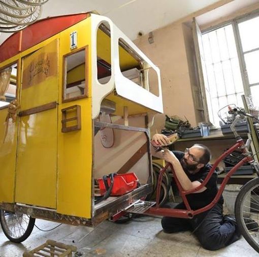 “Adotta un ciclo-scrittore”, un crowdfunding per aiutare Stefano a non finire per strada