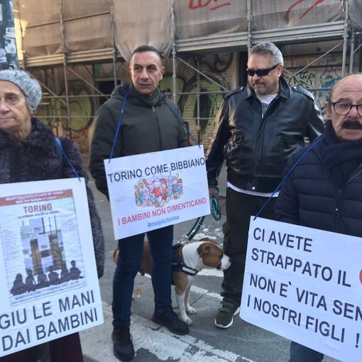 Minori allontanati dalle famiglie, la rabbia dei genitori: &quot;A Torino c'è un sistema per strapparci i figli&quot;