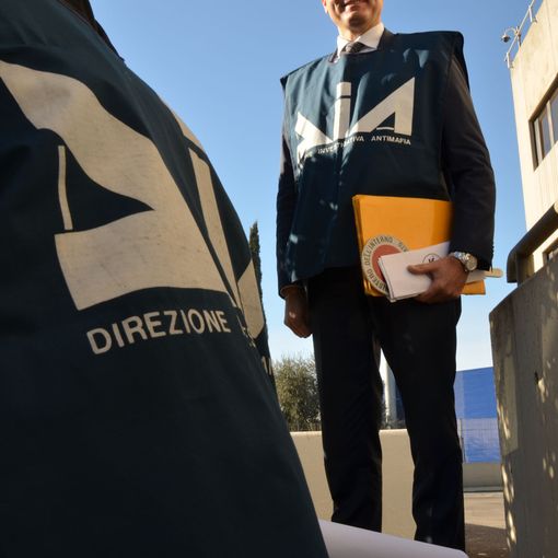 agenti della dia in piedi e in azione