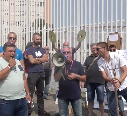 &quot;Senza divise e con le blatte in mensa&quot;: esplode la protesta degli agenti della polizia penitenziaria [VIDEO]