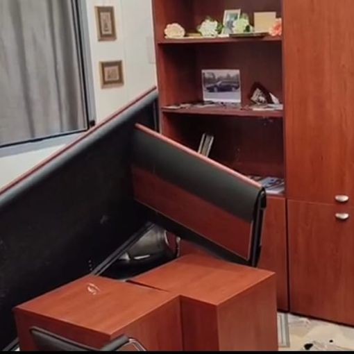 Tenta di estorcere denaro al titolare di un'impresa di pompe funebri e gli mette sottosopra il negozio: arrestato