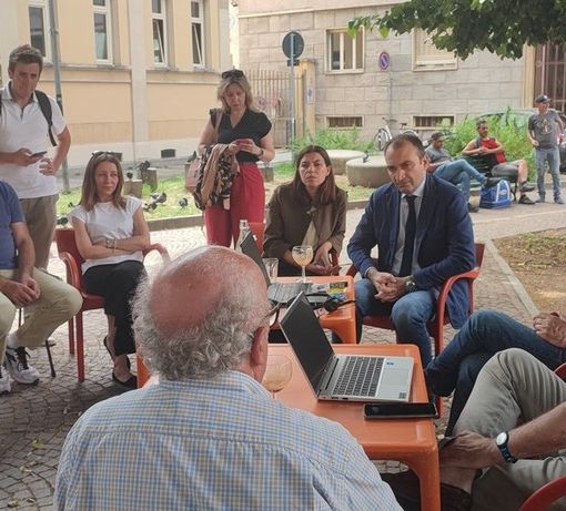 sindaco e altre persone nell'aiuola