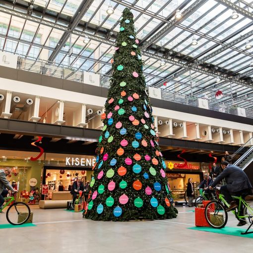 Natale sostenibile all'8 Gallery: l'albero con le palline sarà illuminato dalle pedalate dei clienti