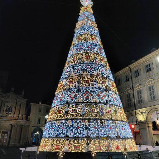 Illuminato l'albero di Natale in piazza San Carlo, Appendino: &quot;Segno di speranza, ora rispettiamo le regole&quot;