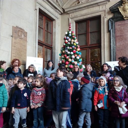 Torino, i bimbi delle scuole decorano l'albero di Natale di Palazzo Civico