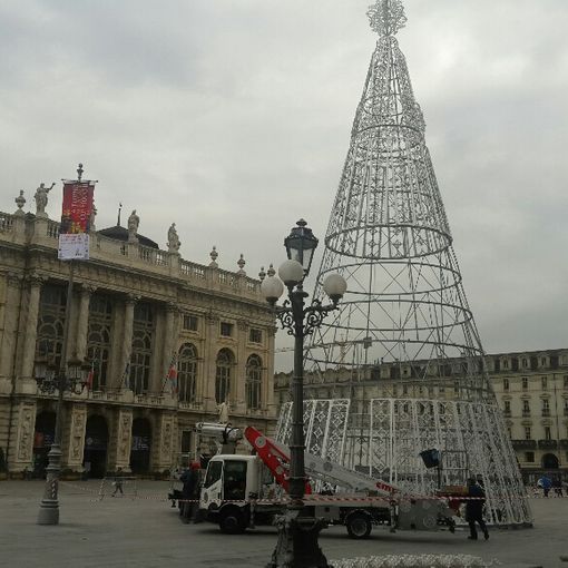 Si accende il Natale in piazza Castello: al via l'allestimento dell'albero luminoso (FOTO)