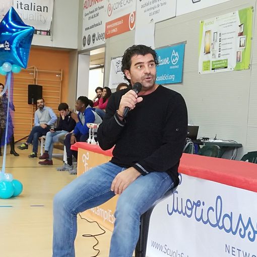 Tomba è &quot;la Bomba&quot; anche davanti ai bambini delle elementari di Torino: &quot;Sapete chi sono? Avete visto su Google?&quot;