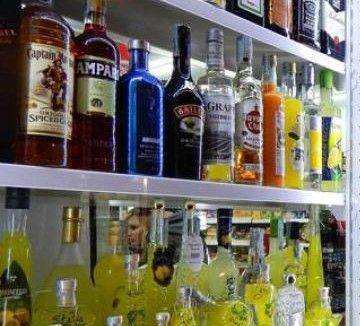 Arrestato un ladro seriale di alcolici: è al quattordicesimo furto in soli sei mesi
