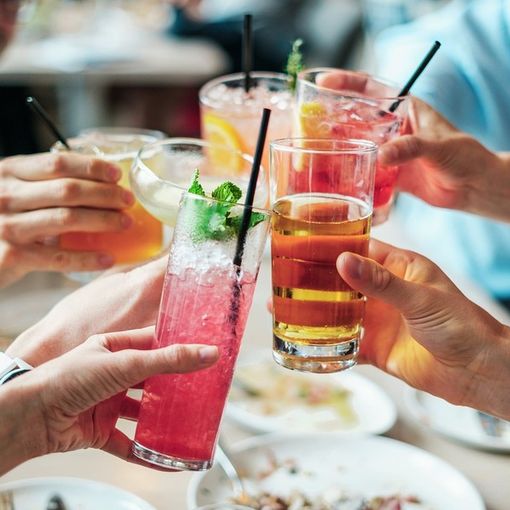 brindisi con alcol e cocktail