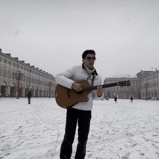 Emanuele Aloia canta “Meteo” sotto i fiocchi di neve