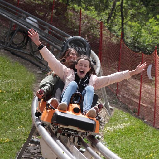 Alpine coaster con persone sedute sopra