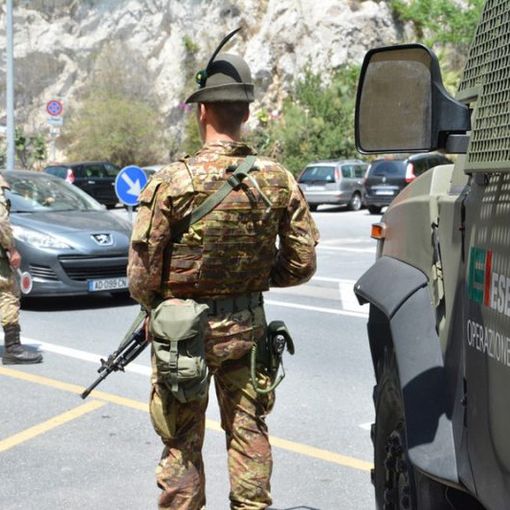 Rivoli, alpino dell'Esercito scongiura l'aggressione del guidatore di un bus