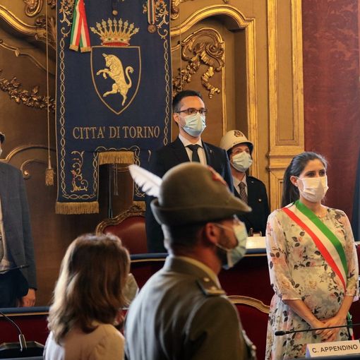 Sala rossa con sindaca e alpini