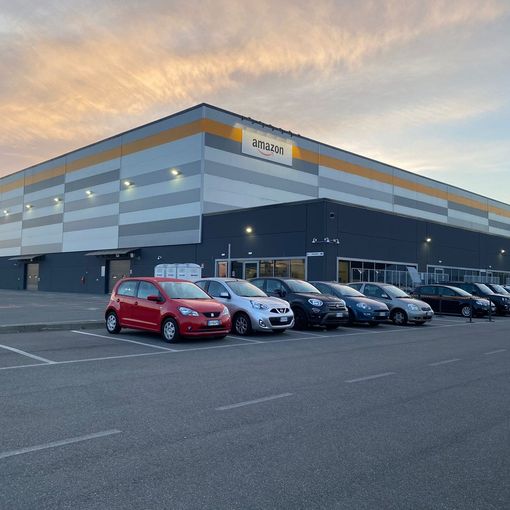 Stabilimento con auto parcheggiata davanti