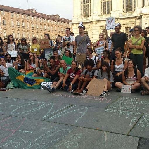 Gli studenti torinesi in piazza per l'Amazzonia: &quot;Fora Bolsonaro&quot; [FOTO e VIDEO]
