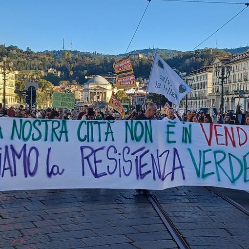 Ambientalisti in piazza guidati dal coro &quot;Si ama e si difende, Torino non si vende&quot;