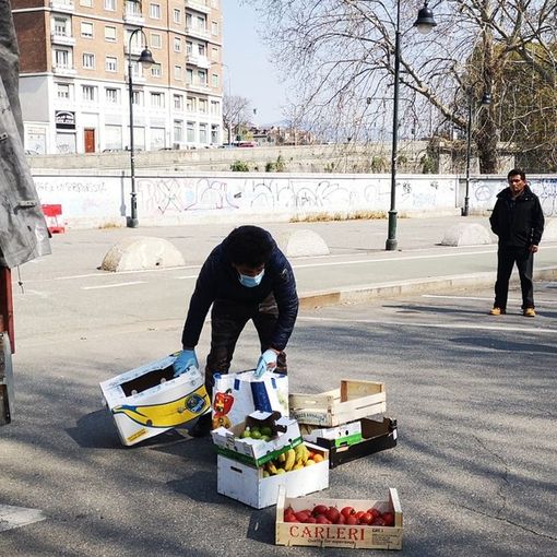 Coronavirus, il mercato di Porta Palazzo non riapre: gli ambulanti regalano la merce invenduta