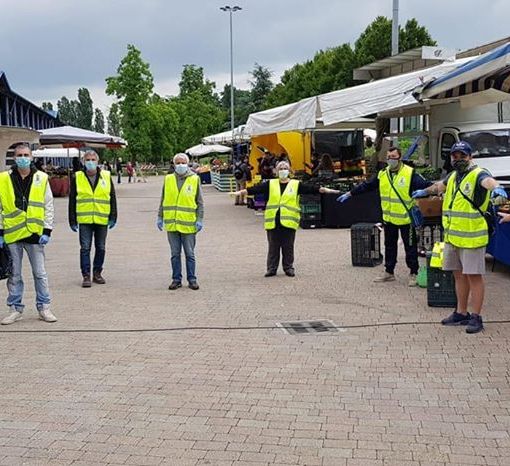 Nichelino, i volontari del mercato di piazza Moro e la solidarietà ai tempi del coronavirus