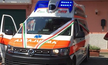 Auto si ribalta in corso Matteotti, il conducente resta intrappolato prima di essere salvato dai Vigili del Fuoco