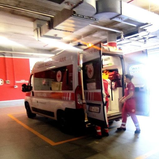 Volpiano, elettricista rischia di restare folgorato lavorando ad una cabina: trasportato al Cto