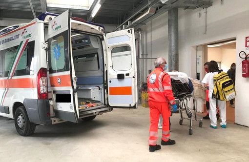 soccorritori al lavoro attorno ad una ambulanza