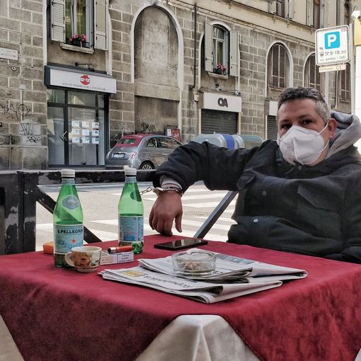 Ammanettato al dehor della caffetteria