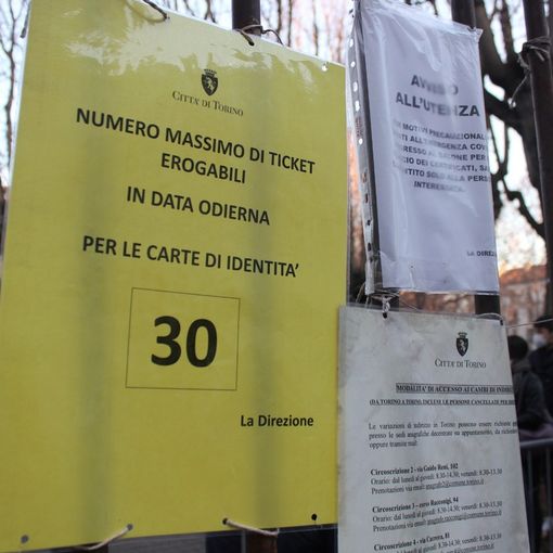cartello appeso fuori dall'anagrafe centrale di Torino