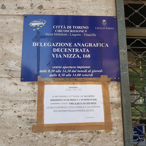 La protesta dei residenti di via Nizza a Torino: “Non chiudete l'anagrafe”