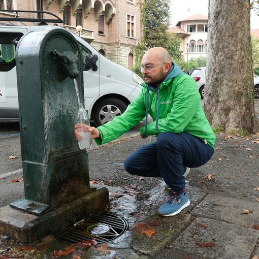 acqua raccolta da una persona presso una fontana
