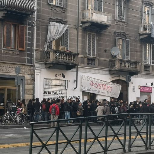 Corteo degli anarchici in Aurora: &quot;Ma quali 5 stelle: siete il partito della polizia&quot;