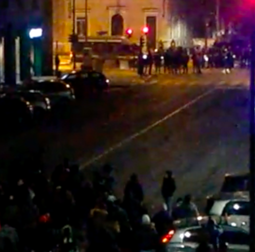Notte di tensione ad Aurora, gli anarchici marciano verso l’asilo: la polizia sbarra la strada [VIDEO]