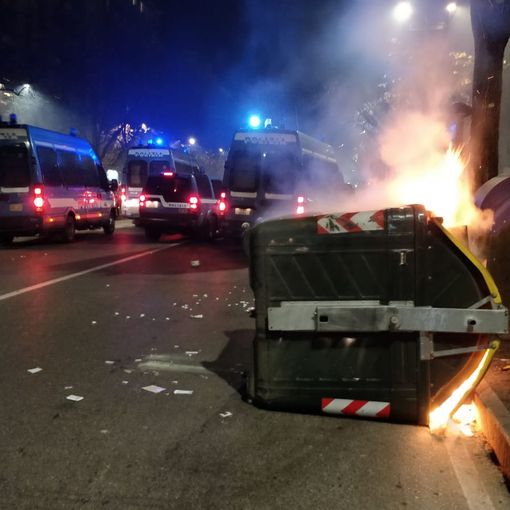 Sgombero dell'Asilo Occupato, il centro di Torino ostaggio degli anarchici: lacrimogeni e bombe carta. Assalto a un bus. Dodici fermi (FOTO e VIDEO)