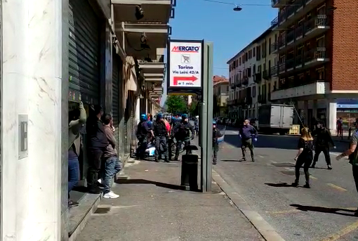 Tensione a Torino, anarchici nuovamente in corteo: scontri con la polizia in piazza Crispi [FOTO e VIDEO]