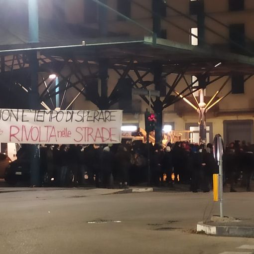 Protesta degli anarchici nel quartiere Aurora
