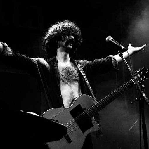 TOdays non rinuncia alla musica di fine estate e porta Andrea Laszlo De Simone in concerto