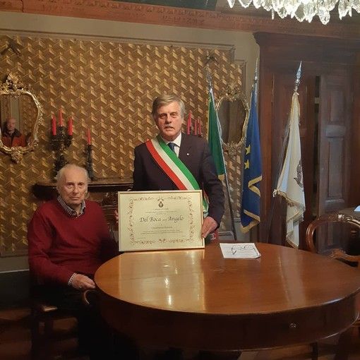 Angelo Del Boca col sindaco di Crodo Ermanno Savoia