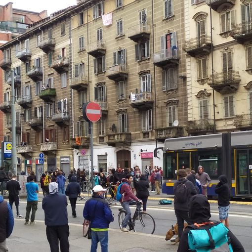 Disordini in corso Giulio Cesare tra polizia e antagonisti