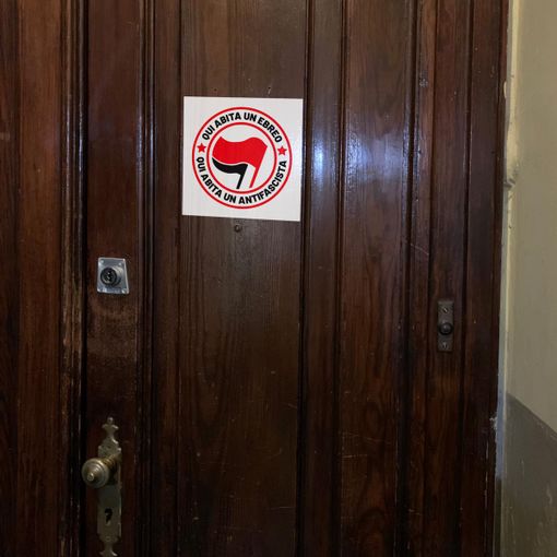 Scritte antisemite a Mondovì, Pd e Luv lanciano mobilitazione: &quot;Su tutte le porte: qui abita un ebreo, qui abita un antifascista&quot;