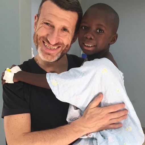 Il chirurgo ortopedico di Torino che ogni anno opera in Uganda decine di persone