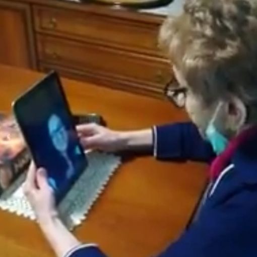 Favole al telefono a Moncalieri, il progetto per essere accanto agli anziani soli