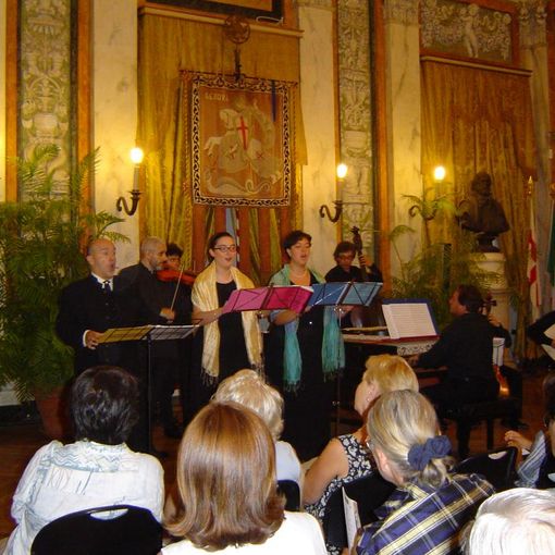 L’appuntamento di chiusura del Voxonus Valle Bronda, ad ingresso libero, propone le performances di Mottetti e Cantate a tre voci, seguite da un light dinner con specialità a base di castagne
