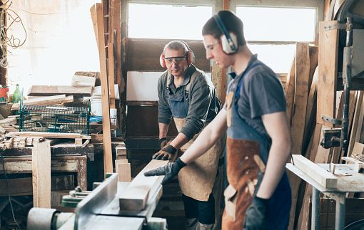 Apprenditsti artigiani al lavoro