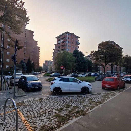 car free davanti all'istituto gobetti