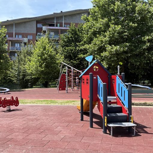 Taglio del nastro per la nuova area giochi del parco Calabria